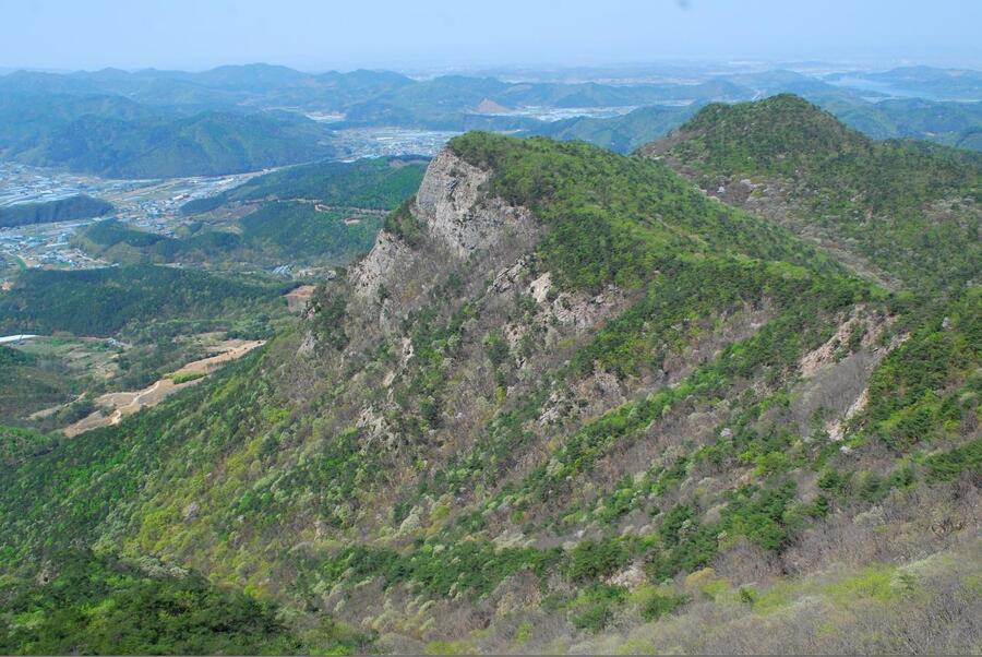 ▲ 대둔 04-16 지점에서 바라본 소서 바위(前)와 바랑산(後).ⓒ진경수 山 애호가