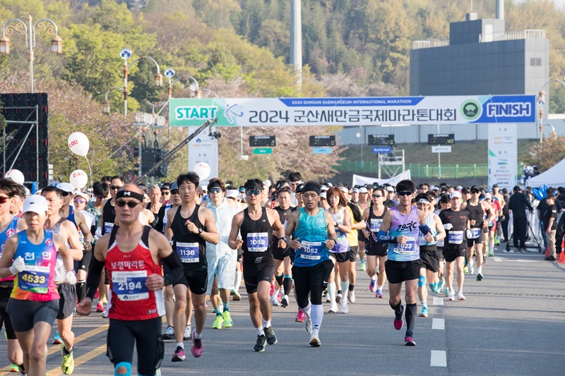 ▲ 2024 군산 새만금 국제마라톤대회가 14일 오전 7시 30분부터 박진감 넘친 레이스와 함께 성황리에 펼쳐졌다.ⓒ군산시