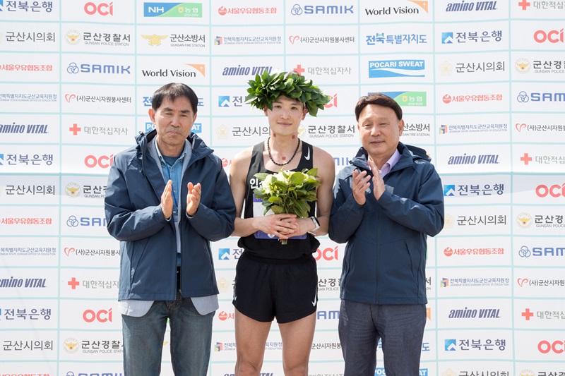 ▲ 김재민 선수가 2024 군산새만금 국제마라톤대회 엘리트 남자부(2시간 20분 12초)우승을 차지했다.ⓒ군산시