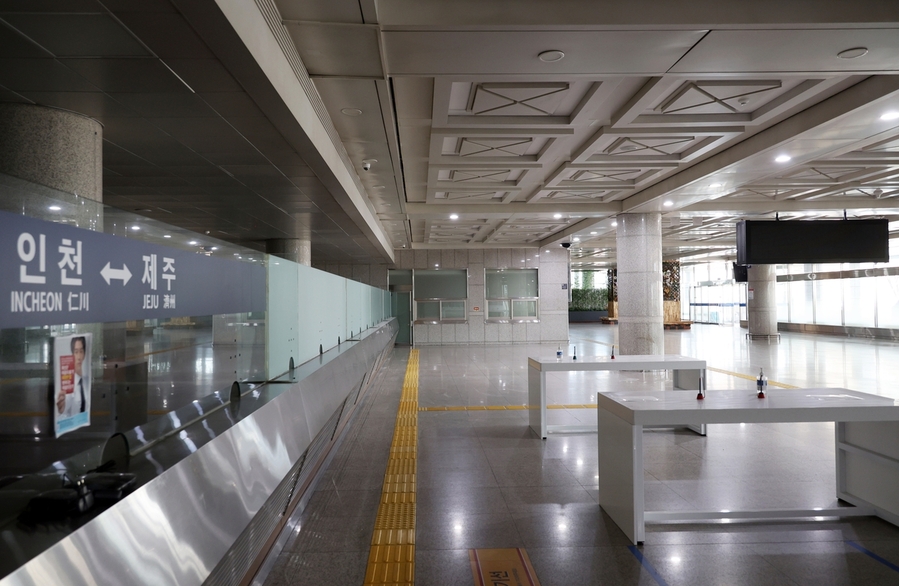 ▲ 인천 중구 인천항 제주행 연안여객터미널은 이용자가 없어 텅빈채 방치되고 있다.ⓒ연합뉴스 제공