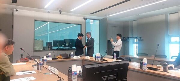 ▲ 임현택 대한의사협회 회장 당선인(왼쪽)과 김택우 의협 비대위원장이 14일 서울 용산구 의협회관에서 열린 비상대책위원회 회의에서 악수를 하고 있다.ⓒ임현택 차기 의협 회장 SNS 캡처
