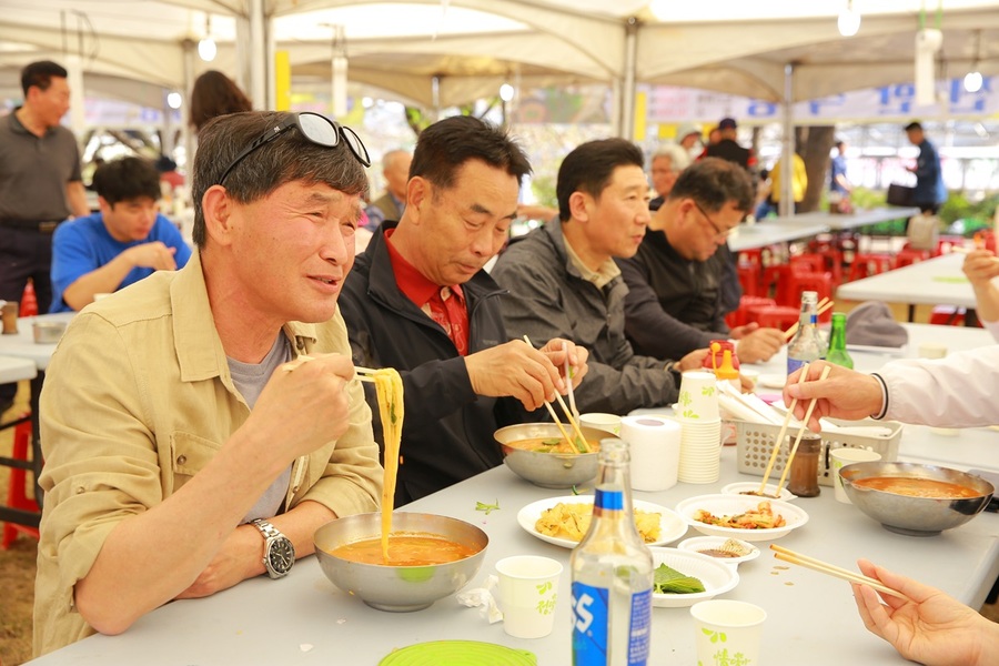 ▲ 13~14일 충북 옥천군 청산면에서 열린 제5회 청산생선국수축제에 참여한 관광객들이 생선국수를 먹고 있다.ⓒ옥천군