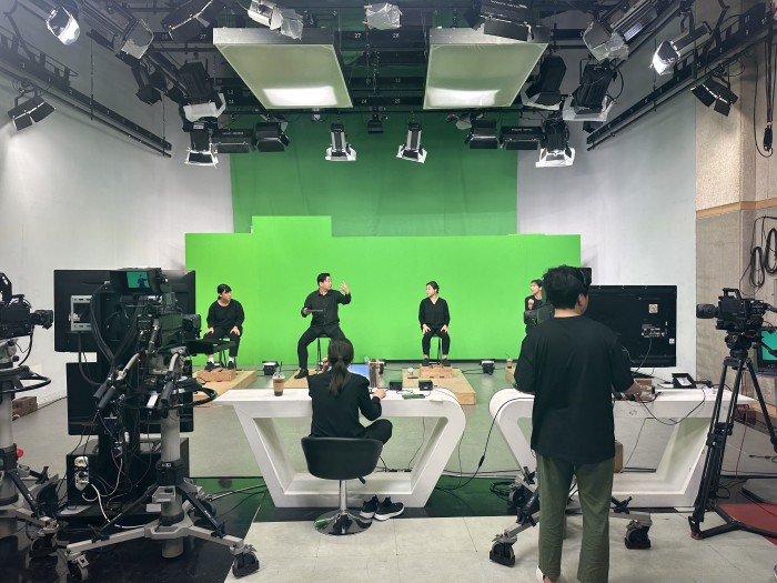 ▲ 국립극단 온라인 극장 배리어프리 공연 수어통역 버전 제작 현장.ⓒ국립극단