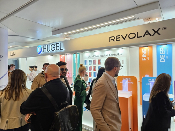 ▲ 휴젤이 'AMWC 모나코2024'에 참가해 자사 제품들을 홍보하고 있다.ⓒ휴젤