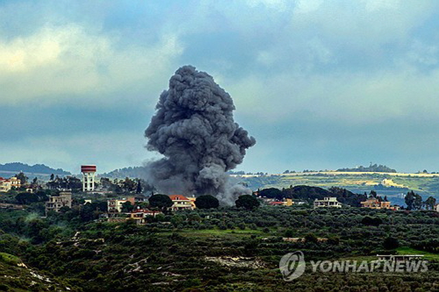 ▲ 레바논 남부 한 마을이 이스라엘군 폭격으로 불타고 있다. ⓒ연합뉴스