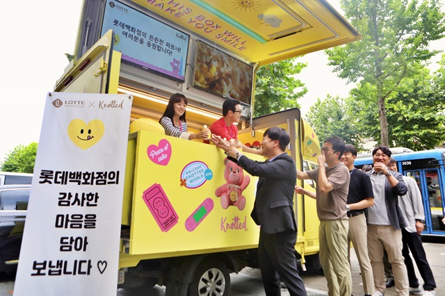 ▲ 롯데백화점이 지난해 파트너사 본사를 직접 찾아가 진행했던 '커피 상생차'.ⓒ롯데쇼핑