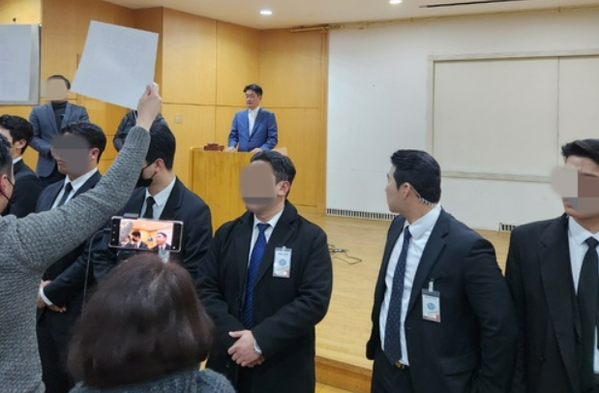 ▲ 조대웅 셀리버리 대표이사가 지난달 29일 열린 정기 주주총회에서 안건 표결결과를 발표하고 있다. ⓒ셀리버리 소액주주 제공