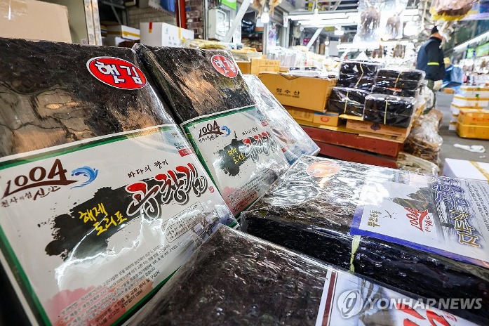 ▲ 김 등 수산물 가격이 오르고 있는 가운데 3월14일 오후 서울 시내 한 전통시장에 마른김이 진열돼 있다. 이날 한국농수산식품유통공사 소비자가격정보에 따르면 전날 기준 마른김(중품) 1속당 도매가격은 9,072원으로 1년 전(6,577원)보다 약 38％ 올랐다. ⓒ연합뉴스