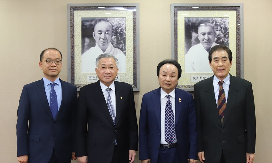 ▲ 학교법인 청석학원 창학 100주년 기념사업회 오영식(왼쪽 세 번째) 회장이 사재 5000만 원을 출연한 뒤 청석학원 표갑수(왼쪽 네 번째) 이사장, 김윤배(왼쪽 두 번째) 총장, 백승복(왼쪽 첫 번째) 상임이사 등과 기념촬영을 했다.ⓒ청주대