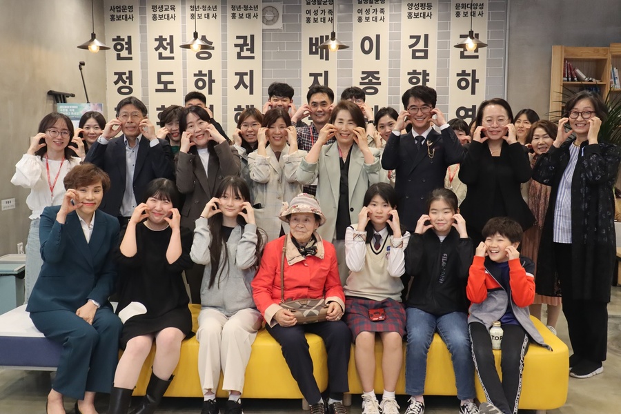 ▲ 대구행복진흥원은 지난 12일 ‘행복진흥 홍보대사’ 8명을 위촉했다. 사진은 위촉식 후 단체촬영 모습.ⓒ대구행복진흥원