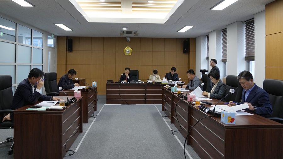 ▲ 영천시의회 축사악취 방지 대책 특별위원회(위원장 박주학·이하 축사악취 특위)는 15일 제2차 회의를 열고 향후 활동 계획 수립과 함께 본격 특위 활동을 시작했다.ⓒ영천시의회