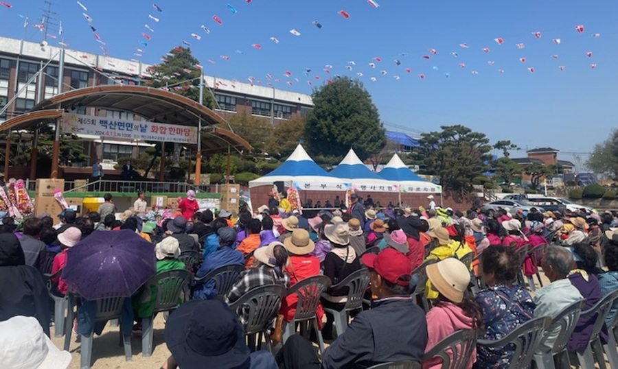 ▲ 제65회 부안군 백산면민의 날 행사가 지난 13일 백산고등학교 운동장에서 많은 면민과 향우들이 참여한 가운데 성황리에 열렸다.ⓒ부안군 백산면사무소 사진 제공.