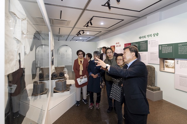 ▲ 독도박물관과 해녀박물관은 15일부터 독도박물관 별관 특별전시실에서 ‘독도 그리고 해녀’라는 제목의 공동기획전을 개최하고 있다.ⓒ울릉군