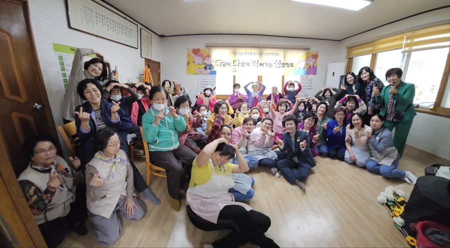 ▲ 청도군가족센터(센터장 송근진)는 청도군여성단체협의회(회장 노현미)와 함께 지난 4월 11일~12일 양일간 범곡1리 경로당, 예전2리 경로당에서 어르신 60여 명을 대상으로 웃음치료 및 베트남 음식 문화에 대하여 알아보는 다다익선 프로그램을 운영했다.ⓒ청도군