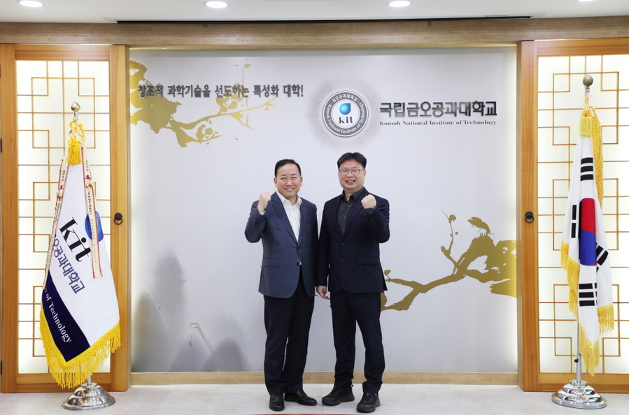 ▲ 곽호상 금오공채 총장(왼쪽)과 김성기 선주고 교장이 협약식을 마친후 기념촬영읋 하고 있다.ⓒ금오공대