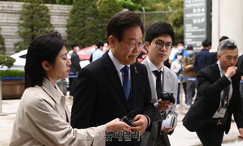 ▲ 더불어민주당 이재명 대표가 16일 오전 서울 서초구 서울중앙지방법원에서 열린 1심 속행 공판에 출석하고 있다. ⓒ서성진 기자