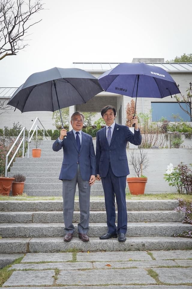 ▲ 조국 조국혁신당 대표가 지난 15일 경남 양산 평산마을에서 문재인 전 대통령을 예방하고 기념촬영을 하고 있다.ⓒ뉴시스(사진= 조국혁신당 제공)