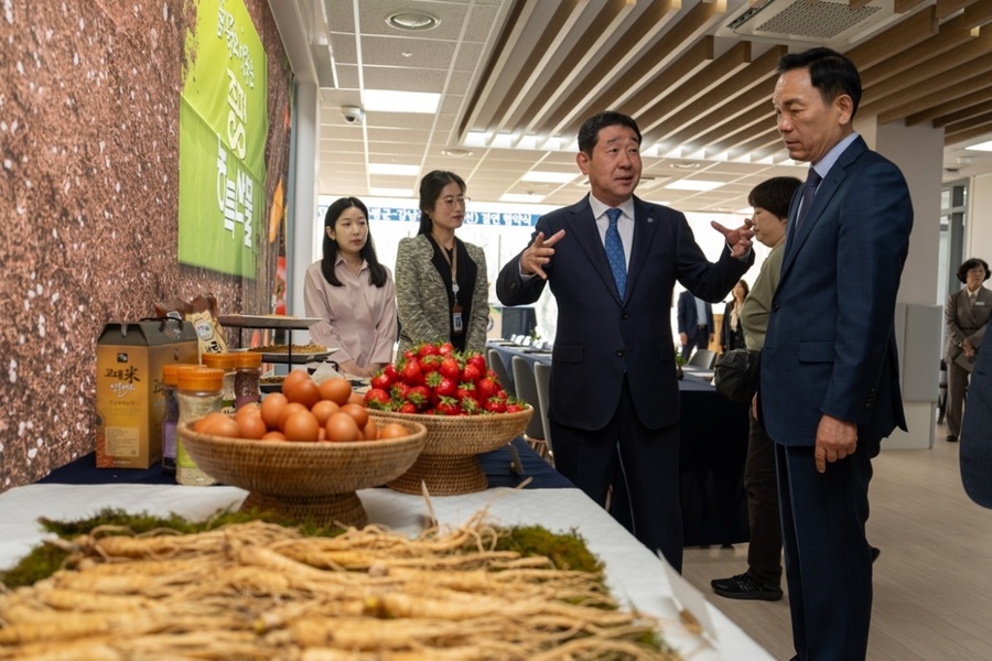 ▲ 충북 증평군 이재영 군수와 서울 강남구 조성명 구청장이 자매 결연 협약 후 이 군수(좌)가 농산물에 대한 설명을 하고 있다.ⓒ증평군