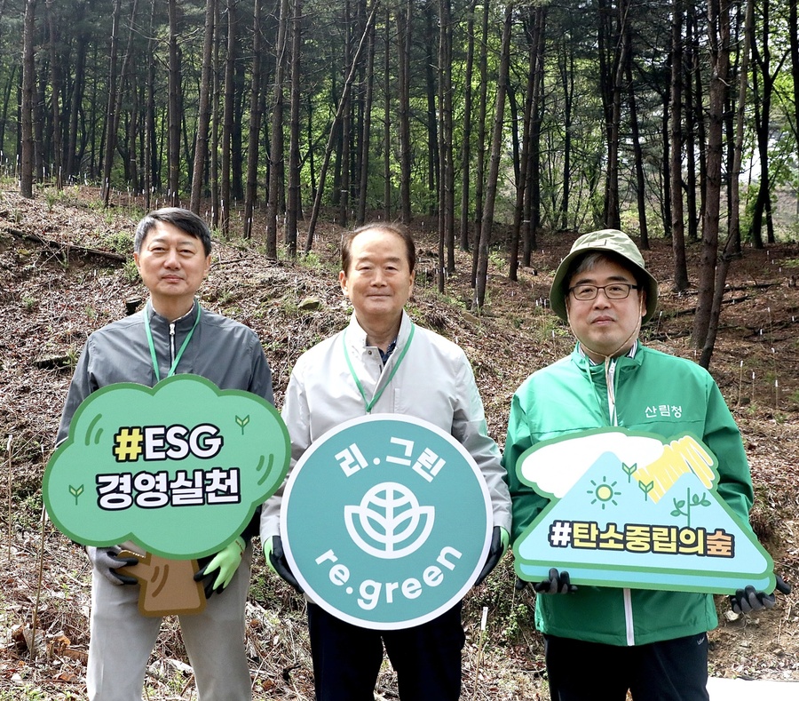 ▲ 16일 경기도 용인시 처인구 백암면 박곡리 '탄소중립의 숲'에서 장호진 현대지에프홀딩스 사장(사진 왼쪽), 허상만 사단법인 생명의숲 이사장 (사진 가운데), 임상섭 산림청 차장 (사진 오른쪽)이 기념 사진을 촬영하고 있다.ⓒ현대백화점