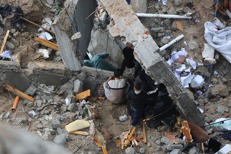 ▲ 10일(현지시각) 가자지구 중부 누세이라트 난민촌에서 팔레스타인 어린이들이 이스라엘군의 공습으로 파괴된 건물 잔해 속에서 쓸만한 물건을 찾고 있다. ⓒ신화·뉴시스
