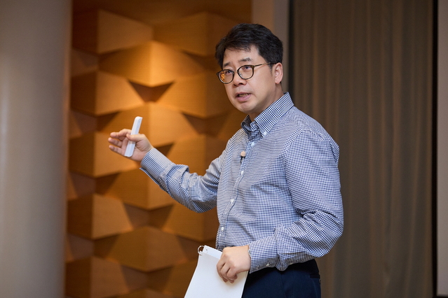 ▲ 박상규 SK이노베이션 사장이 지난 2월부터 최근까지 임직원들과 릴레이 워크숍을 갖고 포트폴리오 점검 등 경영전략에 대해 설명했다. 사진은 박 사장이 지난 12일 서울 광진구 워커힐호텔에서 열린 PL(Professional Leader) 워크숍에 참여해 강연하고 있는 모습.ⓒSK이노베이션