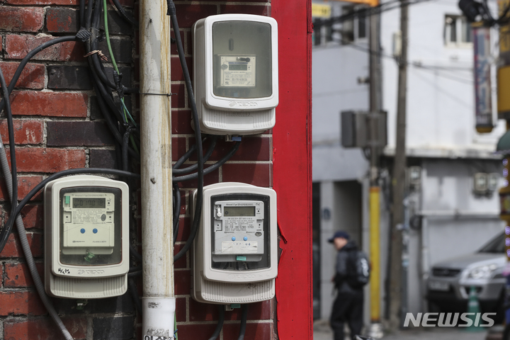 ▲ 서울 용산구의 한 빌라촌에 전기계량기가 설치돼 있다 ⓒ뉴시스