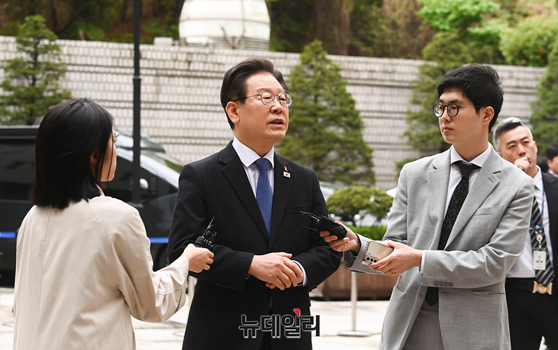▲ 이재명 더불어민주당 대표가 지난 12일 서울 서초구 서울중앙지방법원에서 열린 '고 김문기·백현동 허위 발언' 공직선거법 위반 혐의 관련 1심 20차 공판에 출석하며 취재진의 질문을 듣고 있다. ⓒ서성진 기자