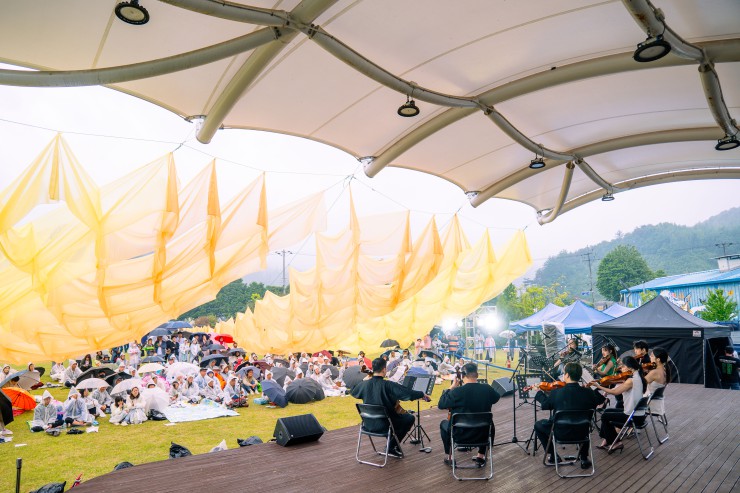 ▲ 지난해 5월 강원도 평창군 방림면 계촌마을 클래식 공원에서 열린 '제9회 계촌 클래식 축제'의 '파크 콘서트' 공연 모습.ⓒ현대차정몽구재단