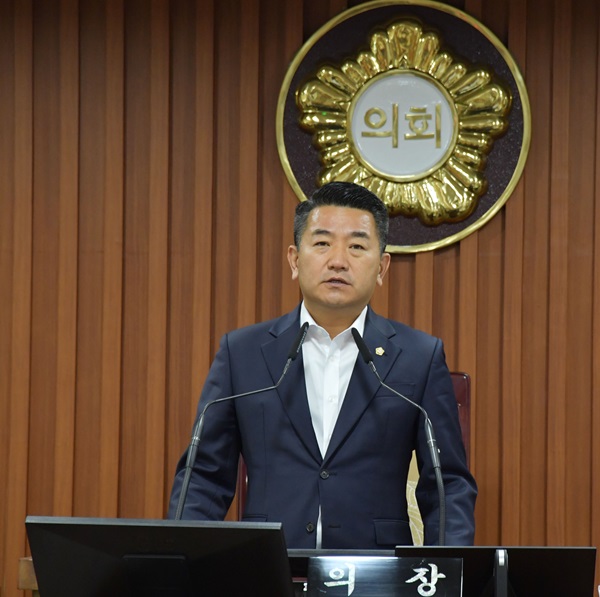 ▲ 서원 충남 논산시의회 의장이 17일 254회 논산시의회 임시회 개회사를 하고 있다.ⓒ논산시의회