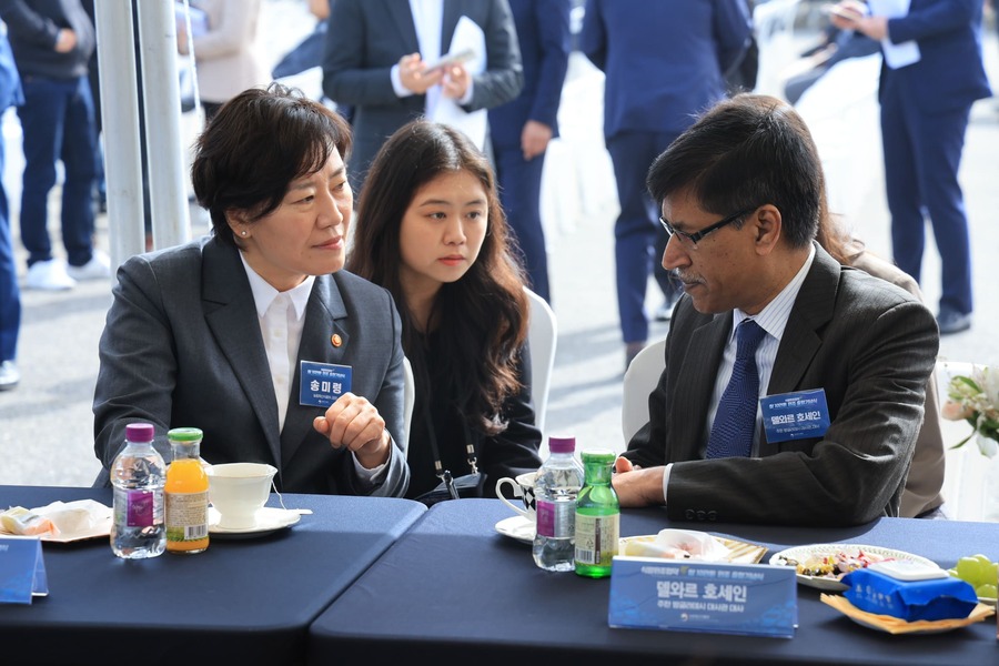 ▲ 송미령 농림축산식품부 장관이 17일 전북 군산항에서 열린 쌀 원조 2배 확대 기념 출항식에서 델와르 호세인 방글라데시 대사와 이야기중이다.ⓒ농식품부