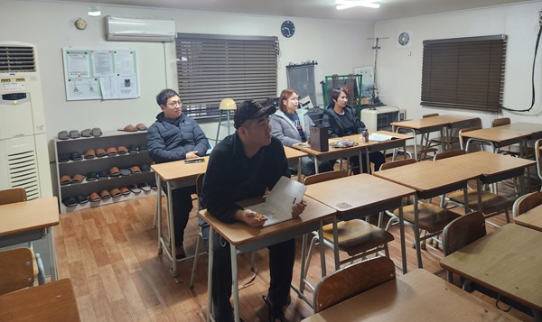 ▲ 충남부여군농업기술센터가 최근 농업 분야에서 소형건설기계의 사용이 증가하고 있어, 안전한 농작업 환경 조성을 위해 노력 중이다.ⓒ부여군