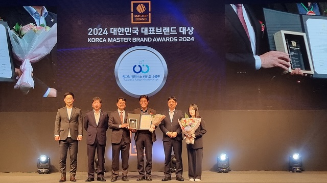▲ 울진군은 17일 서울 신라호텔에서 열린 ‘2024 대한민국 대표브랜드 대상’ 시상식에서 수소산업도시 부문 2년 연속 대상을 수상했다.ⓒ울진군