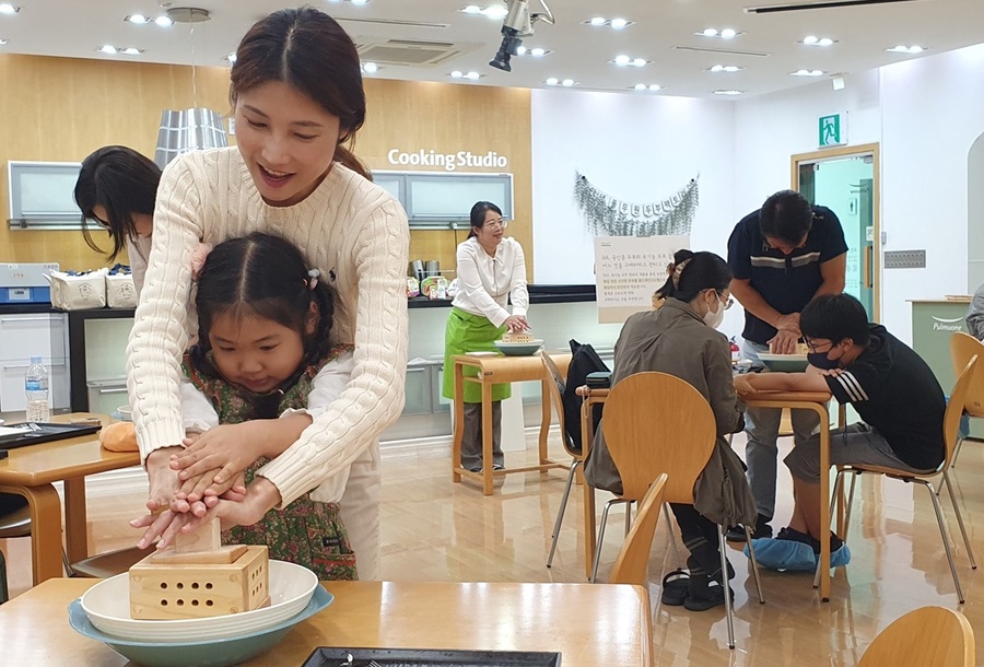 ▲ '음성군 흥미진진 팩토리 투어’ 참가자들이 ㈜풀무원-두부 만들기 프로그램 체험을 하고 있다.ⓒ음성군