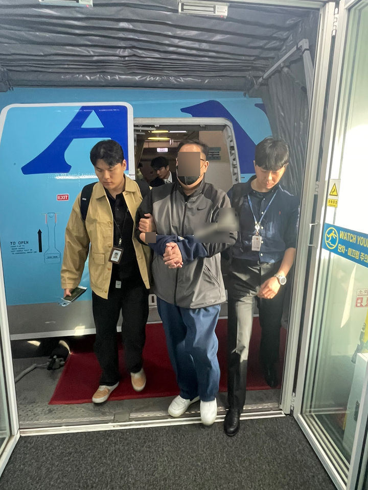 ▲ 경찰은 12년 전 피해 규모 30억원대의 사기 범죄를 저지른 후 쿠웨이트로 도주한 A(58)씨를 17일 인천국제공항을 통해 강제 송환했다. ⓒ경찰청 제공