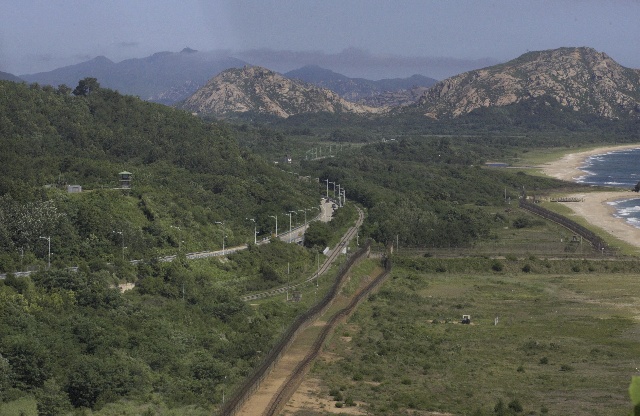 ▲ 이산상봉 시설점검단이 북한 금강산 지역의 이산가족면회소 등 상봉 행사에 필요한 시설들을 점검하기 위해 2018년 6월   27일 오전 9시10분께 강원 고성군 동해선출입국사무소를 통과해 출경하는 모습. ⓒ뉴시스