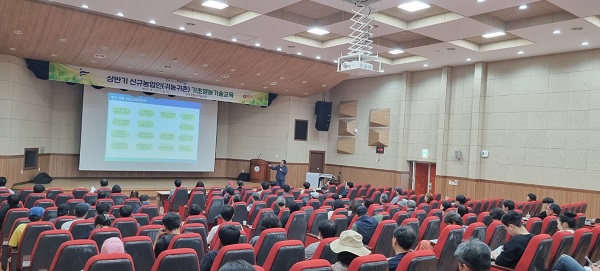 ▲ 충남 부여군은 18일 농업기술센터에서 안정적인 농업·농촌 정착을 위해 신규농업인과 귀농 귀촌인 등 대상 ‘신규농업인 기초 영농기술교육’을 추진 중이다ⓒ충남부여