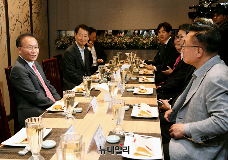 ▲ 윤재옥 국민의힘 원내대표 겸 당대표 권한대행이 지난 17일 서울 여의도 한 식당에서 열린 초선 지역구 당선자 오찬 간담회에 참석해 발언하고 있다. ⓒ 이종현 기자