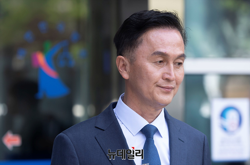 ▲ 행정안전부 경찰국 신설에 반대하며 '전국 경찰서장 회의'를 주도해 징계를 받은 류삼영 전 총경이 18일 오후 서울 서초구 서울행정법원에서 열린 '정직 3개월 징계처분 취소 소송'에서 패소한 뒤 법원을 나서고 있다. ⓒ서성진 기자
