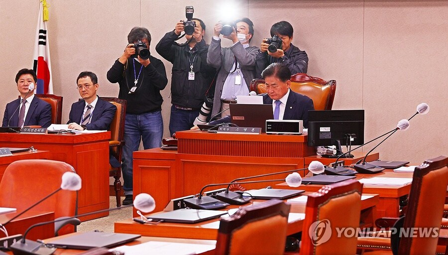 ▲ 소병훈 위원장이 18일 서울 국회에서 열린 농림축산식품해양수산위원회 전체회의에서 '양곡관리법 개정안'과 '농산물 가격 안정법 개정안'을 국회 본회의에 직회부하는 안 등을 야당 단독으로 가결하고 있다.ⓒ연합뉴스