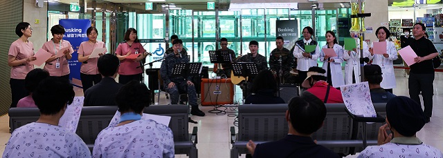 ▲ 해군항공사와 해병대1사단, 세명기독병원 ‘신우회’ 멤버가 합동 공연을 하고 있다.ⓒ세명기독병원