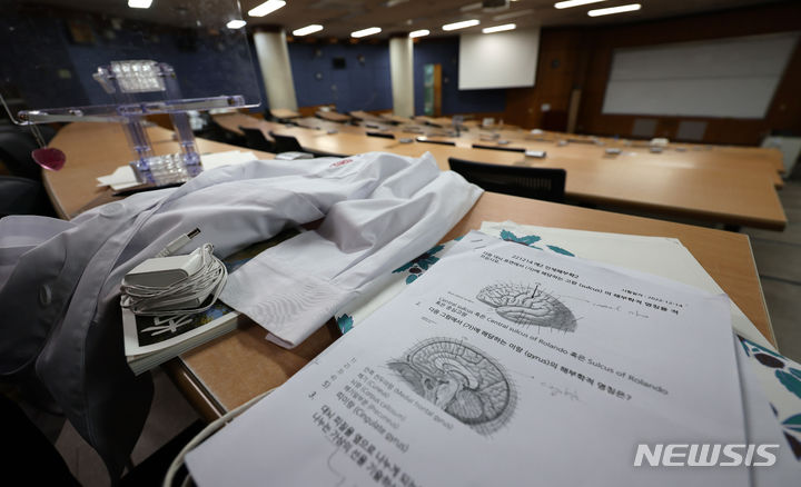 ▲ 의과대학의 대량 유급 사태를 막기 위해 수업을 재개한 지난 15일 대구 경북대학교 의과대학 강의실이 비대면 수업으로 텅 비어있다. ⓒ뉴시스