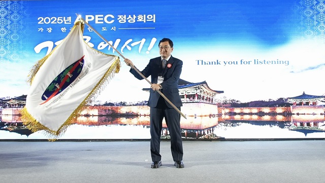 ▲ 주낙영 경주시장이 지난 2월 29일 태국 파타야 세계축제협회 컨퍼런스에서 2025 APEC 정상회의 경주유치 필승을 다지고 있다.ⓒ경주시