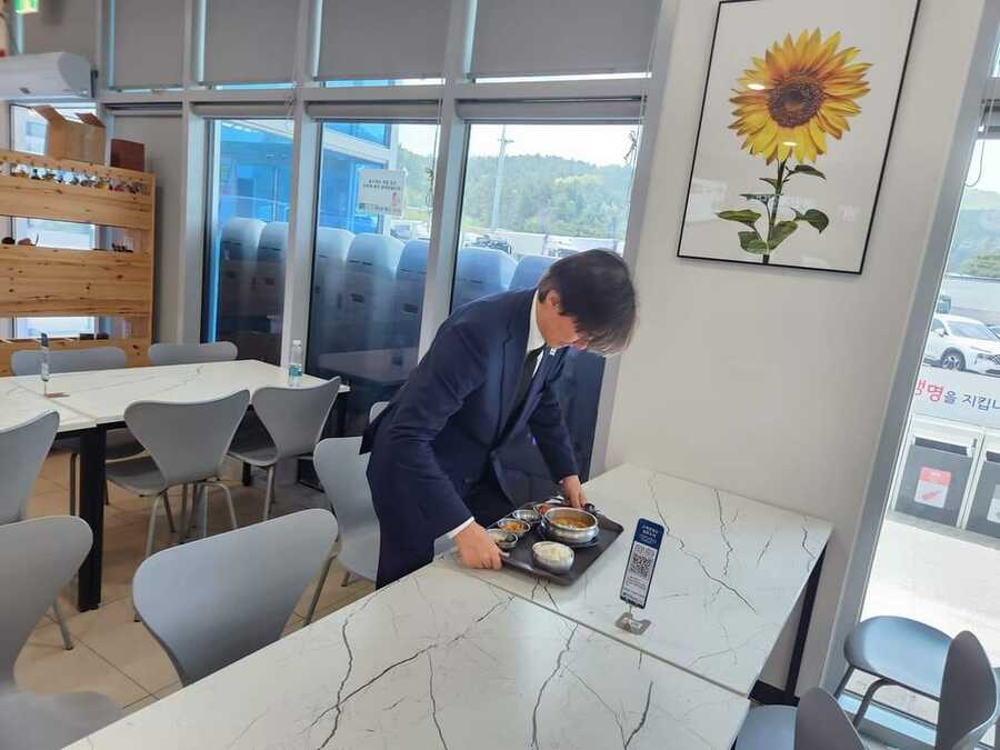 ▲ 조국 조국혁신당 대표가 직접 식판을 들고 자리에 앉고 있다. ⓒ조용우 조국혁신당 당대표 비서실장 페이스북