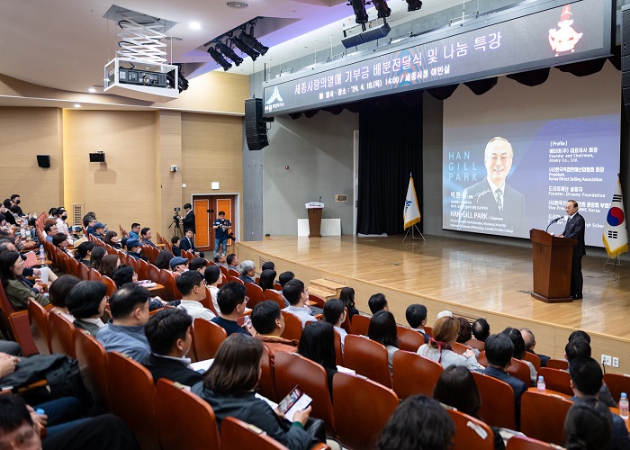 ▲ 지난 18일 세종시청 여민실에서 열린 애터미 박한길 애터미 회장이 '나눔 문화' 특강을 하고 있다. ⓒ애터미