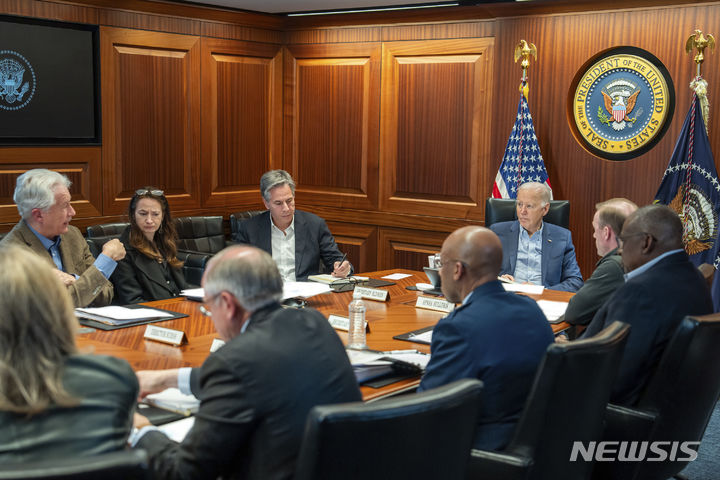 ▲ 지난 13일 조 바이든 미 대통령과 그의 안보팀이 백악관 상황실에서 이란의 이스라엘 공격 상황에 대해 회의하는 모습. ⓒAP/뉴시스