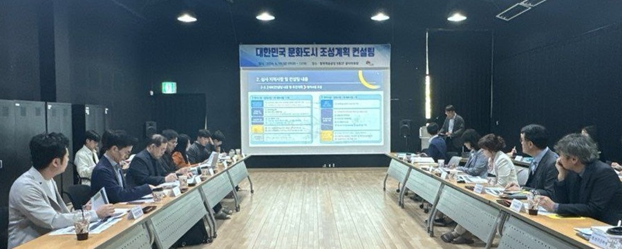 ▲ 문화체육관광부 관계자들이 19일 전주시가 추진하는  ‘대한민국 문화도시 조성계획’에 대한 컨설팅을 위해 팔복동 일원을 방문했다.ⓒ전주시 사진 제공.