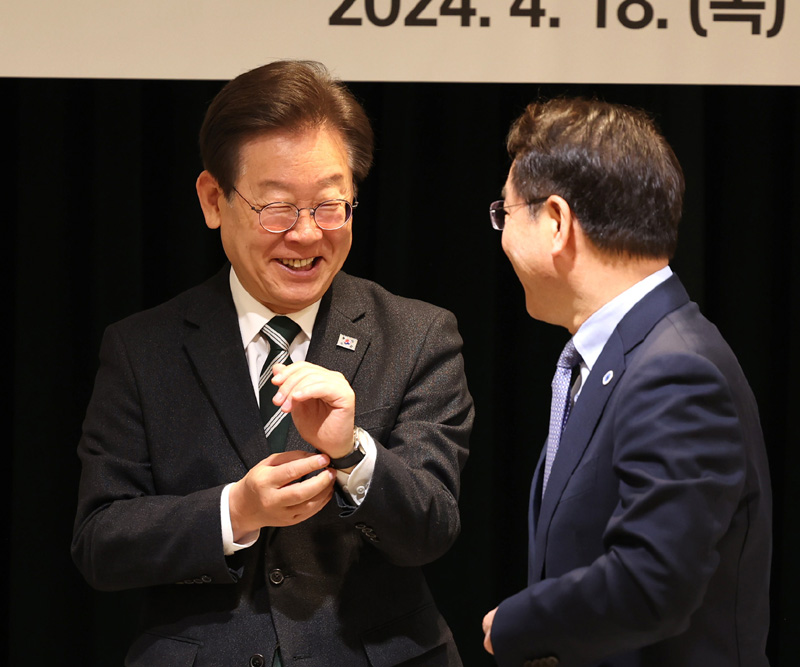 ▲ 지난 18일 제22대 인천지역 더불어민주당 국회의원 당선인 당정 간담회가 열린 인천 계양구 카리스호텔에서 이재명 대표와 유정복 인천시장이 대화하고 있다. ⓒ뉴시스