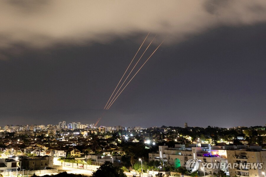▲ 지난 14일 이란이 이스라엘을 향해 미사일과 드론을 발사한 뒤 미사일 방어 시스템이 작동하고 있다. ⓒ로이터/연합뉴스