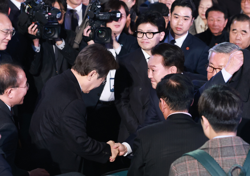 ▲ 윤석열 대통령이 지난 3월 1일 서울 중구 유관순기념관에서 열린 제105주년 3·1절 기념식을 마친 뒤 이재명 더불어민주당 대표와 인사하고 있다.(대통령실통신사진기자단) ⓒ뉴시스