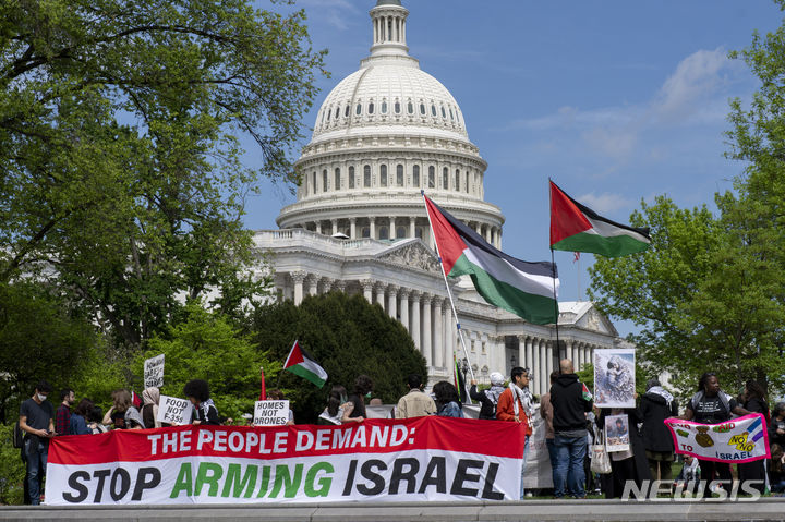 ▲ 미국 워싱턴DC 국회의사당 앞에서 친팔레스타인 시위대가 이스라엘 지원에 반대하는 시위를 벌이는 모습. ⓒAP/뉴시스